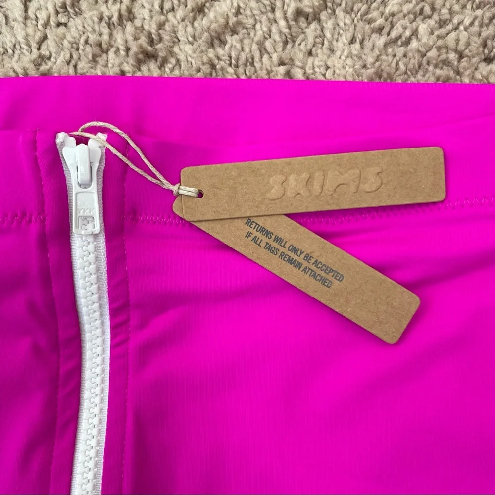 SKIMS Sporty Zipper Swim Mini Skirt in Hibiscous Hot Pink Size Large NEW